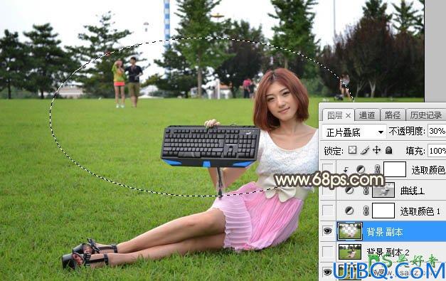 Photoshop给公园中手拿电脑键盘自拍的广告美女外景照调出温馨的黄色调