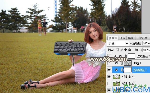 Photoshop给公园中手拿电脑键盘自拍的广告美女外景照调出温馨的黄色调