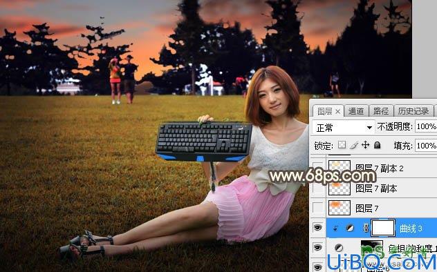 Photoshop给公园中手拿电脑键盘自拍的广告美女外景照调出温馨的黄色调