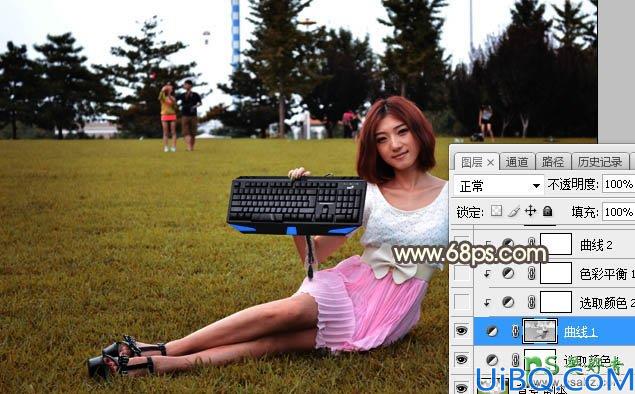 Photoshop给公园中手拿电脑键盘自拍的广告美女外景照调出温馨的黄色调