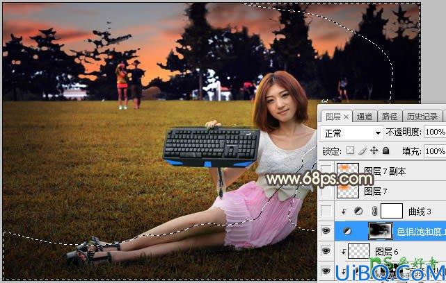 Photoshop给公园中手拿电脑键盘自拍的广告美女外景照调出温馨的黄色调