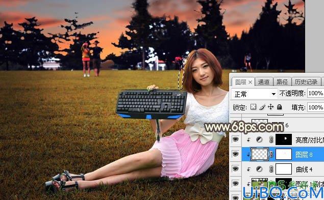 Photoshop给公园中手拿电脑键盘自拍的广告美女外景照调出温馨的黄色调