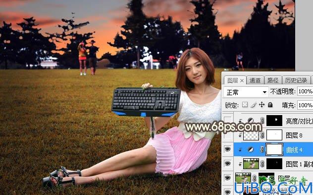 Photoshop给公园中手拿电脑键盘自拍的广告美女外景照调出温馨的黄色调