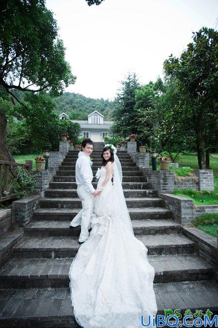 Photoshop调色教程:给古建筑风景图片中拍摄的情侣婚纱照调出唯美的黄色