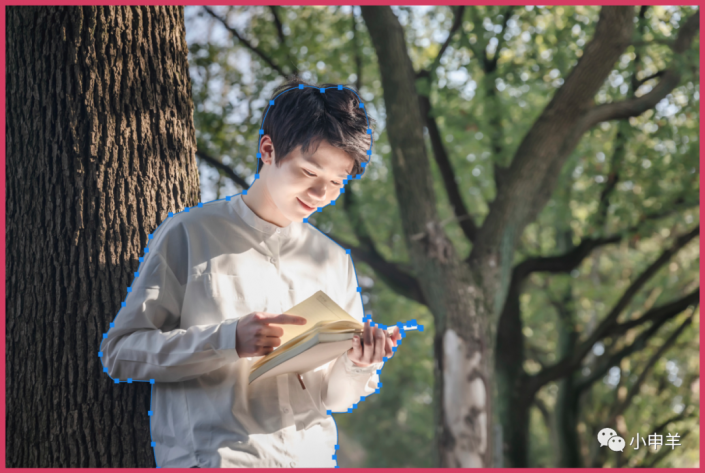 Photoshop给帅气的男生照片抠图，抠出帅气男生在校园树林里看书的场景。