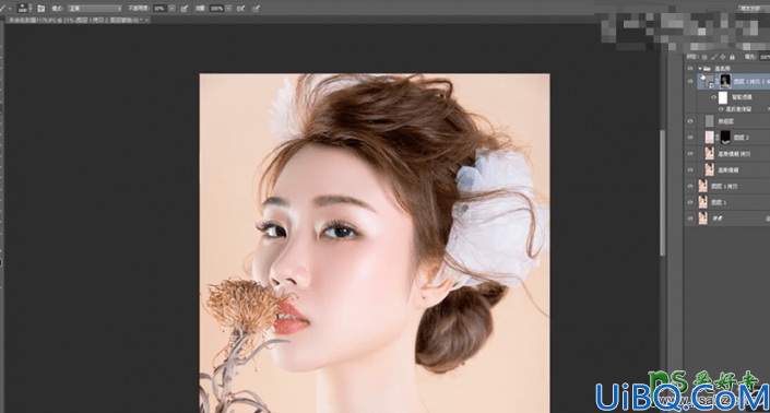 Photoshop人物皮肤美化教程：利用精修技术给美女肖像修出精致的皮肤。