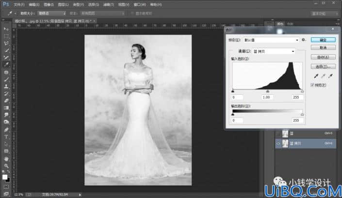 Photoshop抠婚纱教程：利用通道工具给修长美女婚纱照快速抠图。