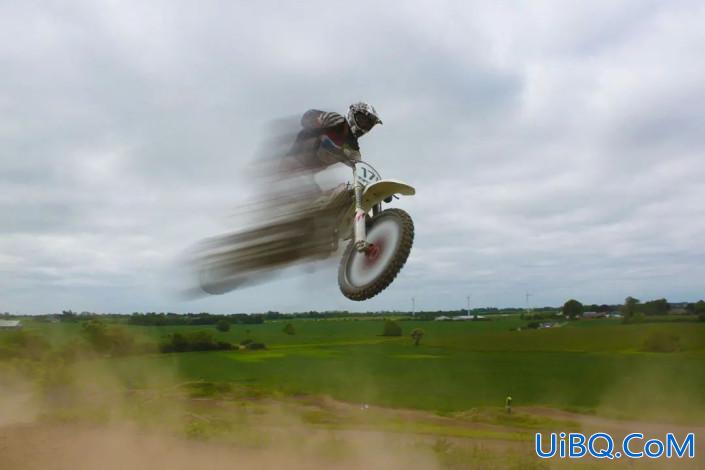 Photoshop滤镜特效教程：学习给飞驰的摩托车照片加上动感的效果。