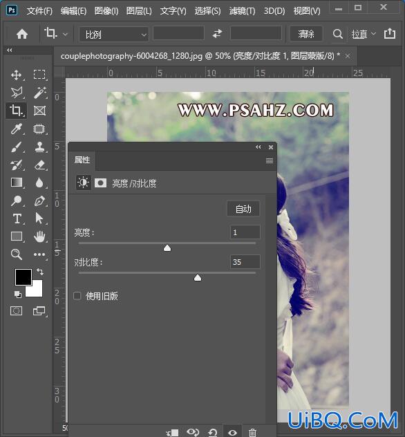 PS给一对热吻中的情侣户外写真照调出淡雅温馨的画面。